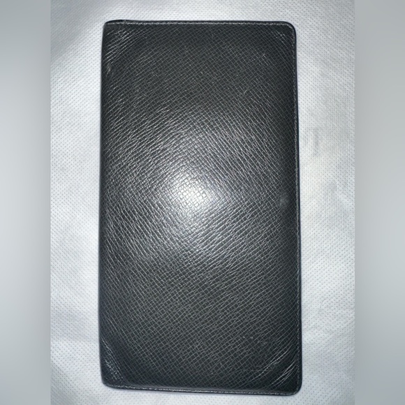 Authentic, LV Taiga 🖤 Leather Wallet - Picture 2 of 5